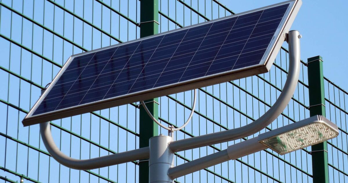 Proyecto de alumbrado público con paneles solares