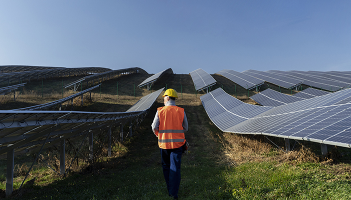 Equipo de Led Solar en una caminata en el campo donde se encuentran los panales solares. 