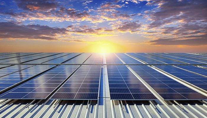 Instalación de paneles solares en un atardecer.