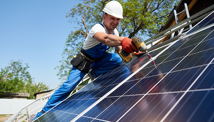 Hombre instalando paneles solares Hombre instalando paneles solares