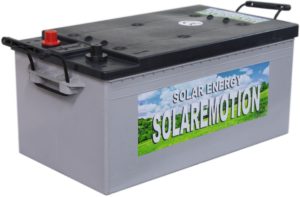 Instalación de baterías para paneles solares en un sistema aislado fotovoltaico con LED SOLAR