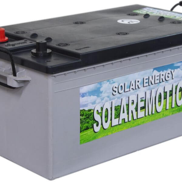Instalación de baterías para paneles solares en un sistema aislado fotovoltaico con LED SOLAR