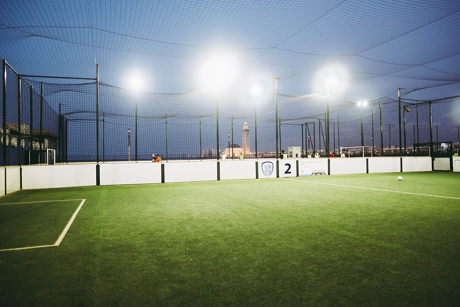 Luminarias fotovoltaicas para alumbrado público en canchas de futbol