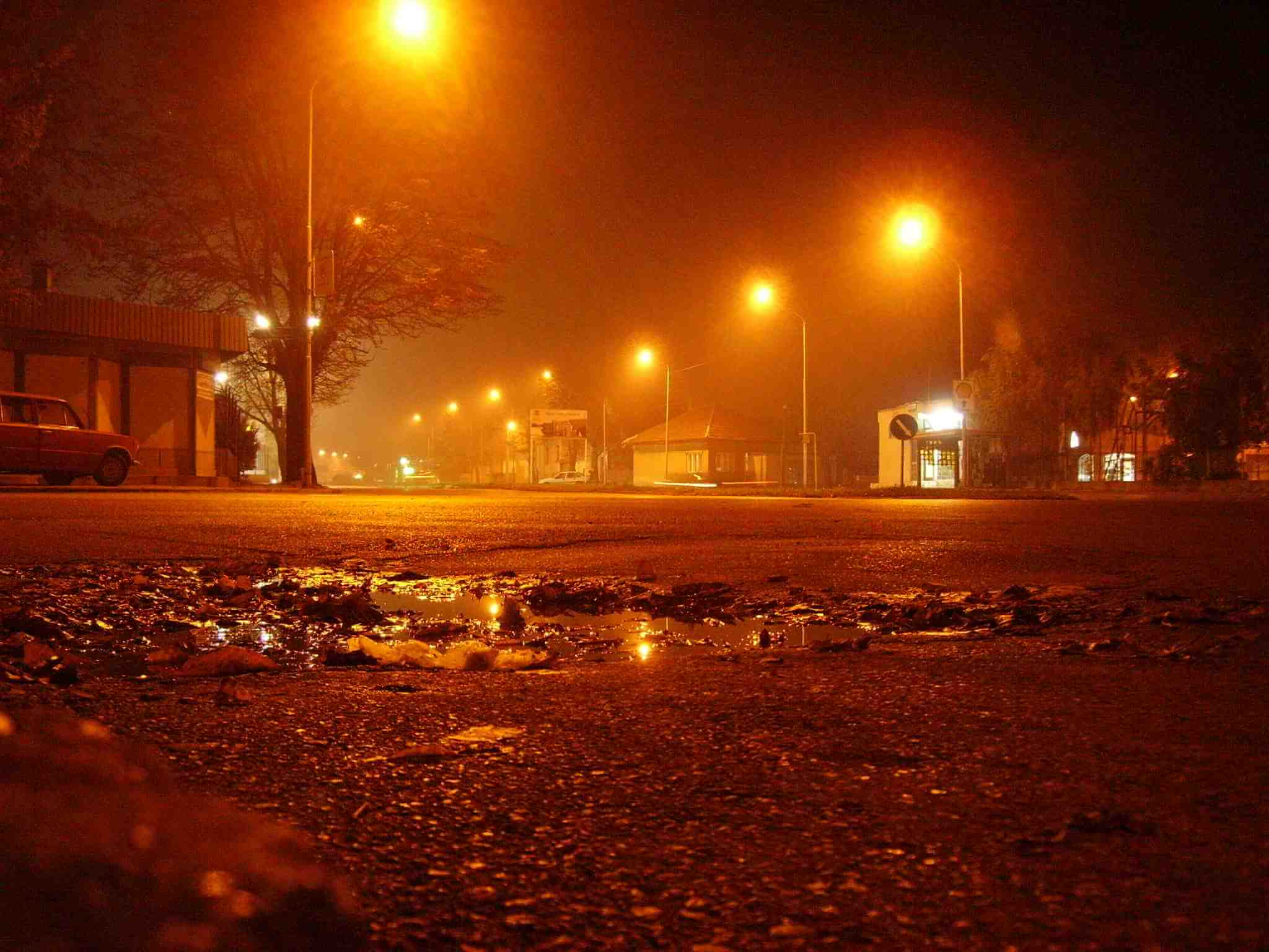 Alumbrado público con energía solar vista de noche con Led Solar