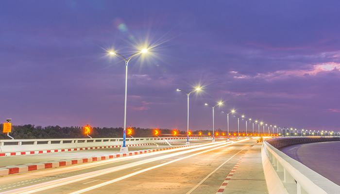 Cotiza postes solares para calles y caminos, precios accesibles solo en LED SOLAR