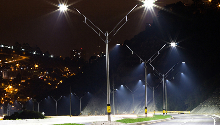 Fotografía de una calle iluminada por completo con tecnología LED
