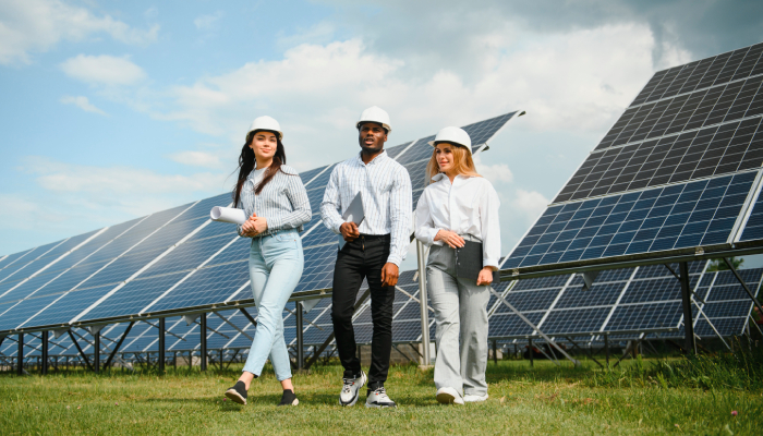 Personas instalando un panel solar fotovoltaico. 