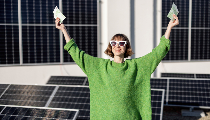Persona satisfecha por haber invertido en paneles solares. 