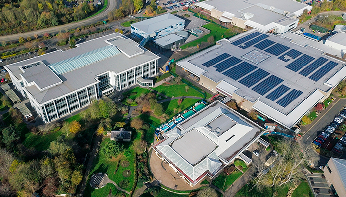 Instalación de paneles solares en hospitales con Led Solar