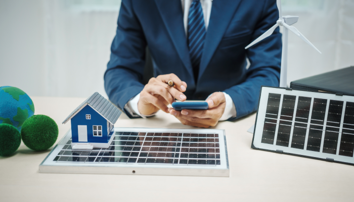 Ejecutivo haciendo un cálculo de ahorro de energía solar