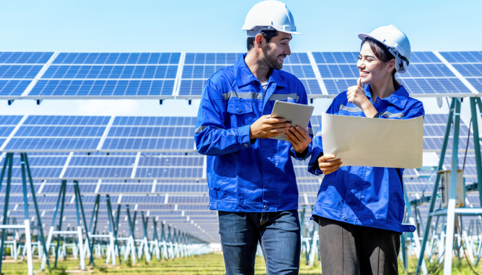 ingenieros revisando los paneles solares