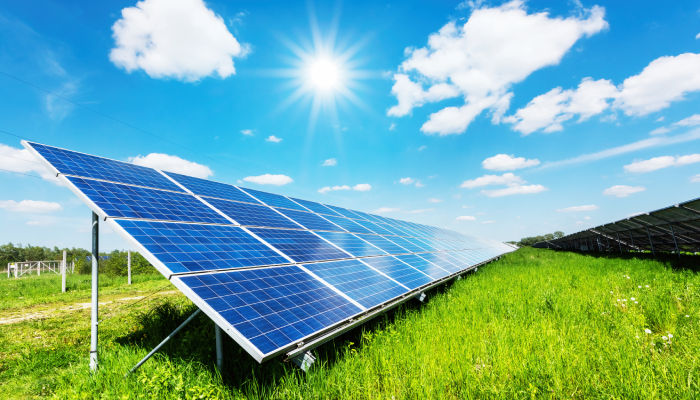 Panel solar bajo los rayos del sol