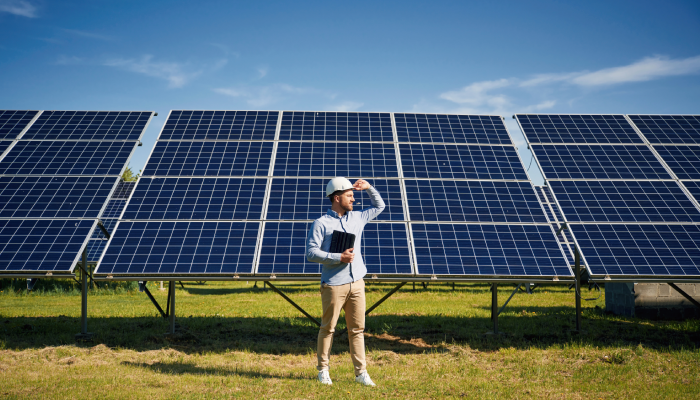 Técnico de paneles solares en revisando los paneles